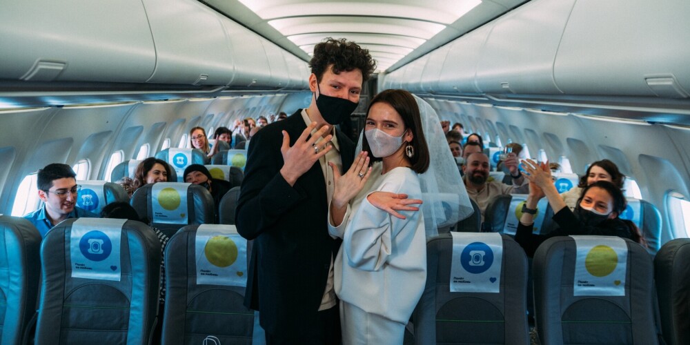 "Поженились прямо в небе": пара сыграла свадьбу на борту самолета