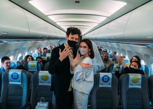 "Поженились прямо в небе": пара сыграла свадьбу на борту самолета