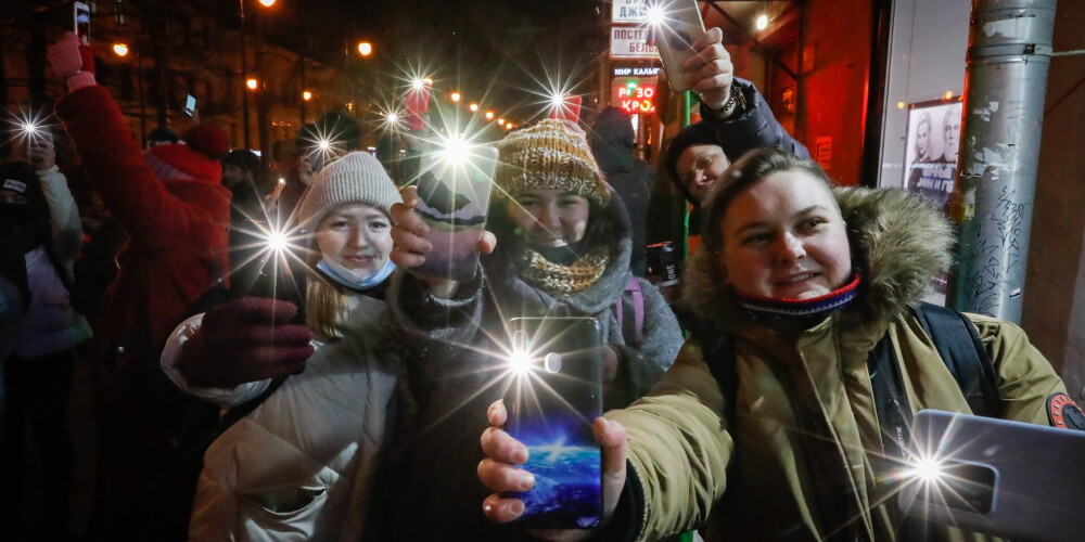 FOTO: ļaudis Krievijā dodas ārā, lai iedegtu lukturīšus un sveces Navaļnija atbalstam