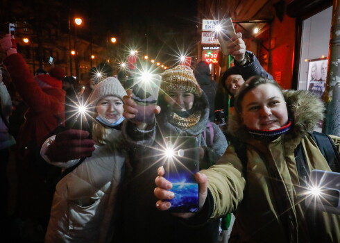 FOTO: ļaudis Krievijā dodas ārā, lai iedegtu lukturīšus un sveces Navaļnija atbalstam