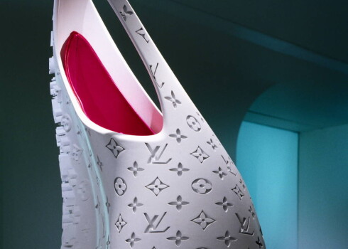 Leģendārā franču modes nama uzaicinājumam pārradīt kādu no ikoniskajiem Louis Vuitton somu modeļiem Zaha Hadīda atbildēja ar tēlniecisku pieeju. Attēlā - soma "Louis Vuitton Icon × Zaha Hadid, 2006".