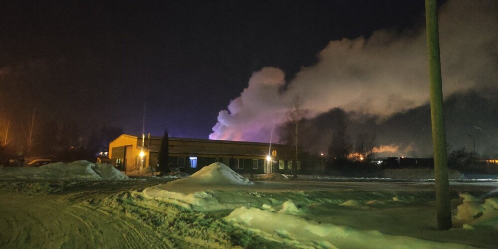 VIDEO: lokalizē paaugstinātas bīstamības ugunsgrēku autoservisā Rīgā