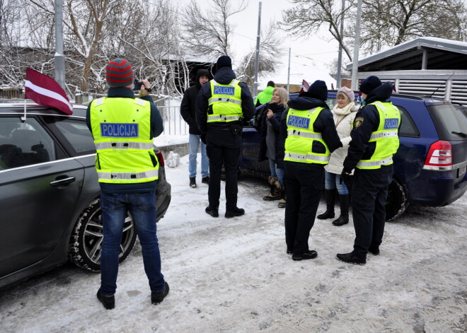 Ierobežojumu ignorēšana nerimst; policija aicina būt atbildīgiem