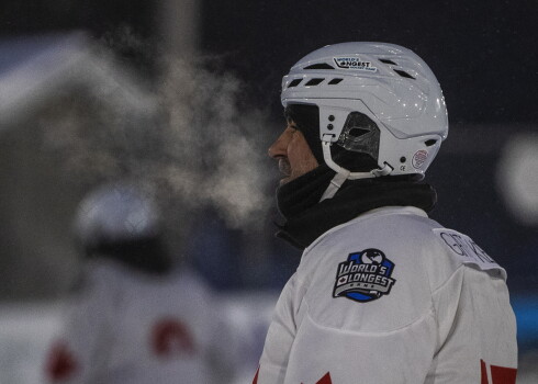 FOTO: 252 stundas un pat -54 grādos - kanādieši tik stipri mīl hokeju