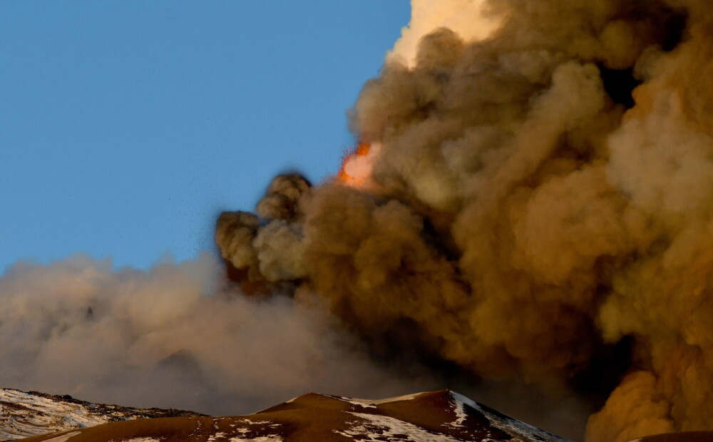 FOTO: virs Etnas vulkāna pacēlies milzīgs dūmu mākonis, bet pa nogāzēm plūst lava