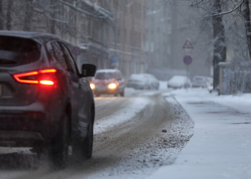 Как в Латвии взыскать убытки за повреждения машины на дороге?