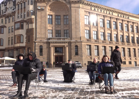 "Latvijas krievu savienības" biedri un atbalstītāji Doma laukumā rīkoja īsu protesta akciju, kuras laikā nosodīja neseno NEPLP lēmumu "izslēgt" Krievijas TV kanālus.