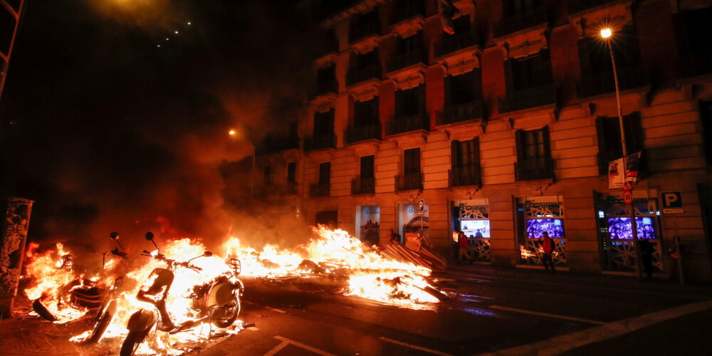Spānijā pēc repera aizturēšanas izcēlušās policijas un protestētāju sadursmes