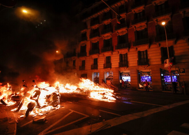 Spānijā pēc repera aizturēšanas izcēlušās policijas un protestētāju sadursmes