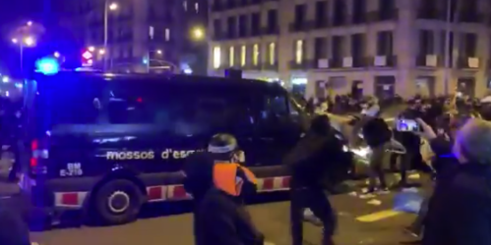 VIDEO: Spānijā pēc repera aizturēšanas izcēlušās jaunas policijas un protestētāju sadursmes