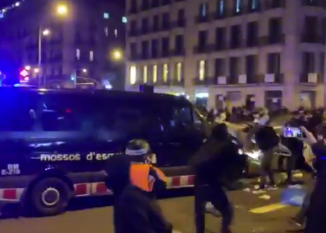 VIDEO: Spānijā pēc repera aizturēšanas izcēlušās jaunas policijas un protestētāju sadursmes