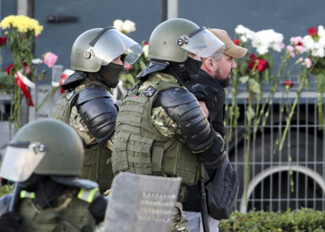 Baltkrievijā divām žurnālistēm par protestu filmēšanu katrai piespriests divu gadu cietumsods