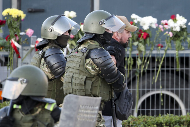 Omonieši Minskā aiztur protestētāju.