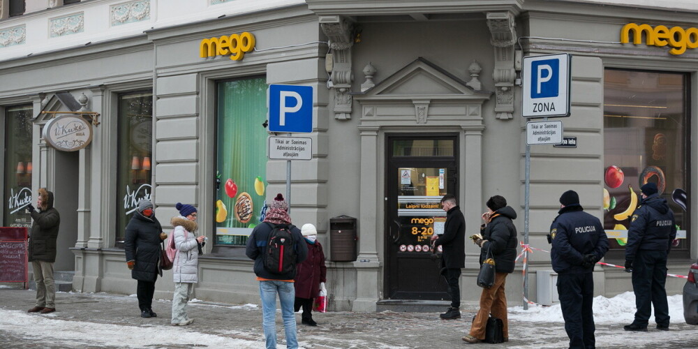 Šorīt rindā uz “Mego” veikalu pie Saeimas sastājušies Covid-19 ierobežojumu pretinieki