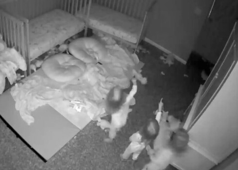 Meitenītes ar pirkstiem norādīja vienā un tajā pašā punktā uz sienas.