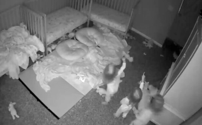 Meitenītes ar pirkstiem norādīja vienā un tajā pašā punktā uz sienas.