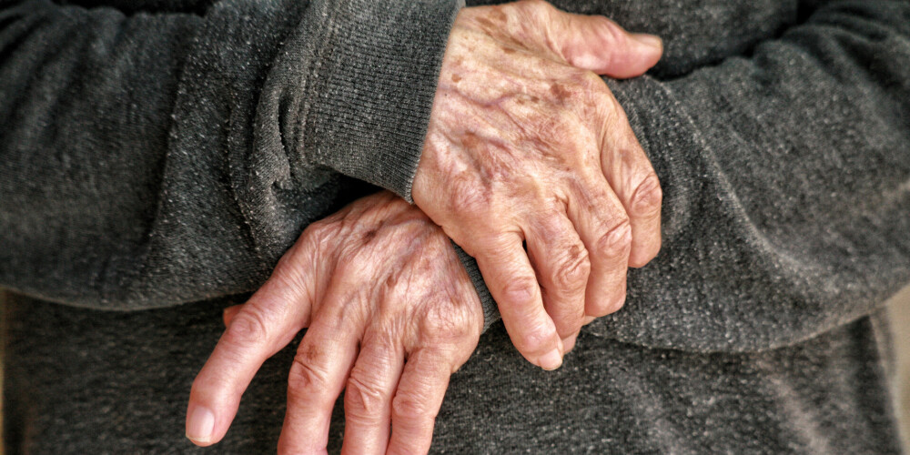 98 gadus veca kundze pārdzīvojusi savu uztura devēju, bet mantinieks saistības nepilda: kā rīkoties?