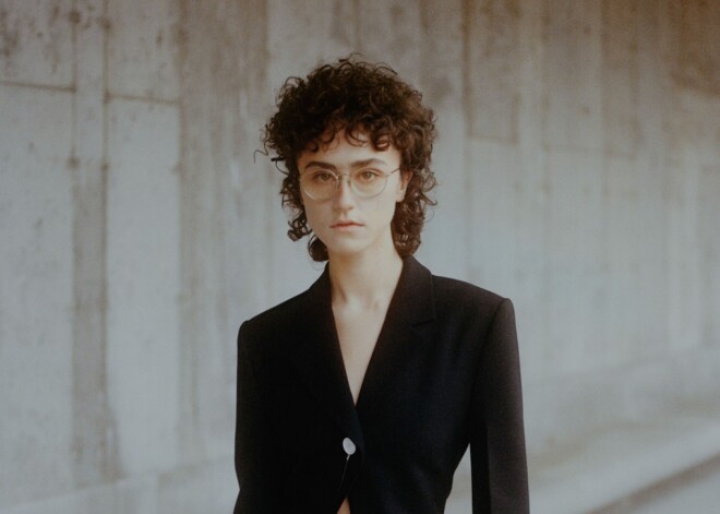 Uzlecošā modes industrijas zvaigzne Ella Emhofa - Kamalas Harisas pameita, kuru pamanīja tikai pirms mēneša