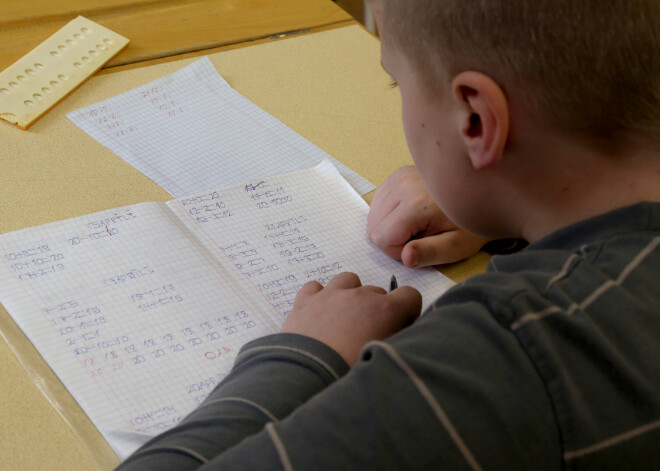 Jau otrā skola paziņo, ka neatsāks jaunāko klašu mācības klātienē, lai gan to drīkst