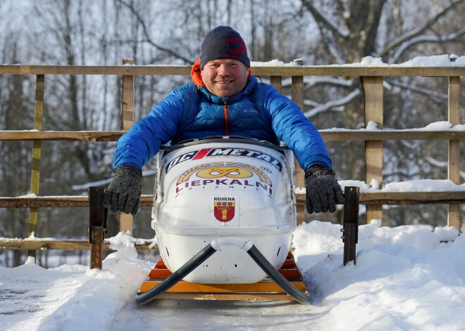 Unikālās pagalma bobsleja trases saimnieks no Rūjienas: "Laikam jau laukos gudri cilvēki dzīvo"