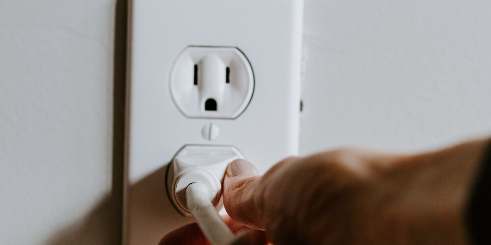 Больше половины жителей Латвии в течение жизни получали удар электротоком