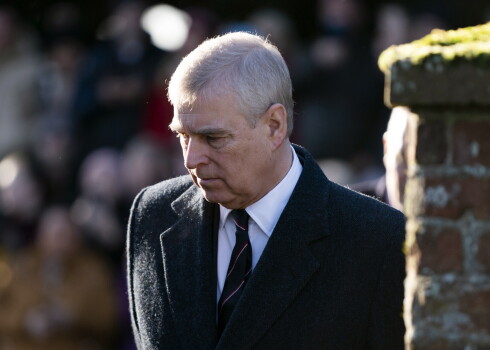 Jorkas hercogs, princis Endrū, apmeklējot baznīcas ceremoniju.