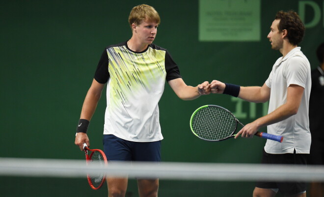 Tenisisti Kārlis Ozoliņš un Ernests Gulbis Igaunijas-Latvijas tenisa izlašu turnīrā "Merks Cup" Talinnā.