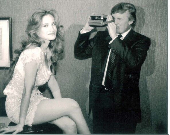 1993. gadā. Tramps iejūtas par fotogrāfu žurnāla “Playboy” ballītē.