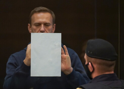 Тюремный срок Алексею Навальному оставлен в силе; он признан виновным и в деле оскорбления ветерана