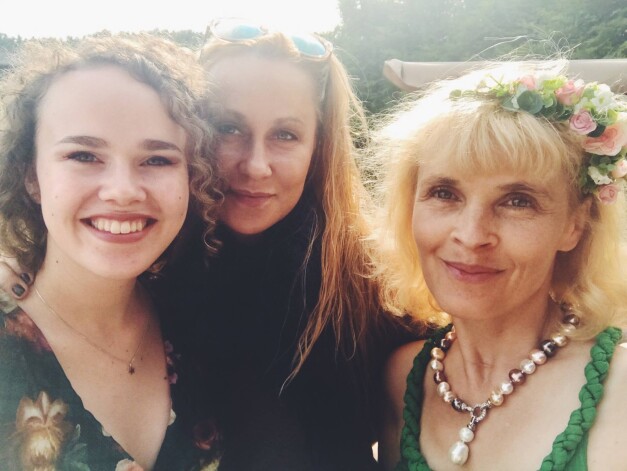 Marija Luīze ar krustmāti Rēziju un mammu Lindu.