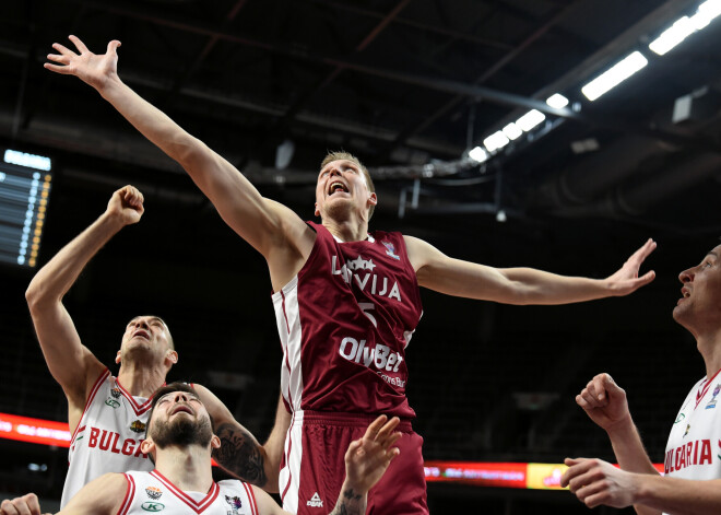 Latvijas basketbola izlases spēlētājs Mareks Mejeris (nr.5,sarkans) Eiropas čempionāta kvalifikācijas turnīra spēlē basketbolā vīriešiem starp Latvijas un Bulgārijas komandām "Arēnā Rīga".