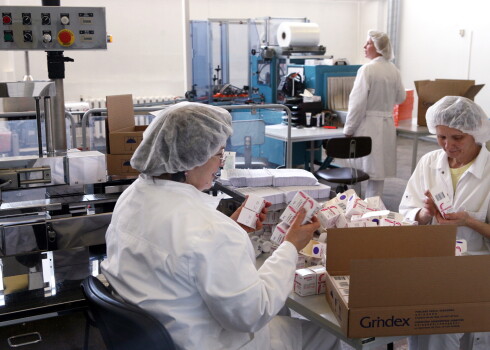 Latvijas lielākie zāļu ražotāji mēģinājuši ārpus rindas savus darbiniekus vakcinēt pret Covid-19