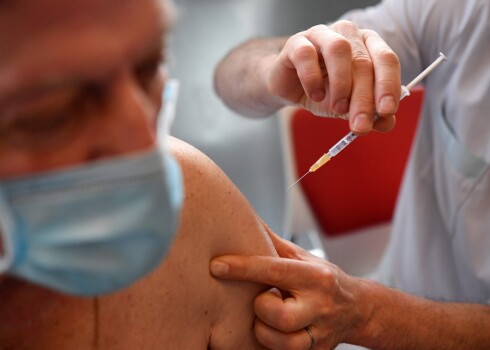 Iekavē slimnīcu pacientu vakcinēšanu pret Covid-19, lai gan prioritāšu rindā viņi ir augstāk par citiem