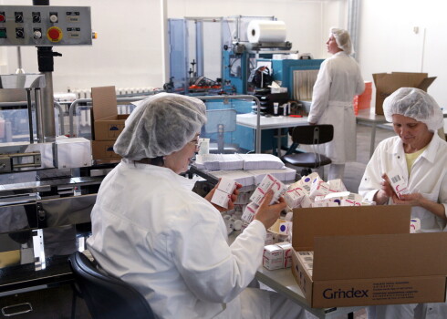 Крупнейшие производства лекарств Латвии пытались вакцинировать работников вне очереди