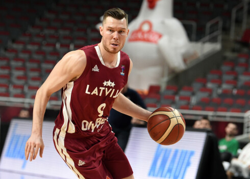 Latvijas basketbola izlases spēlētājs Dairis Bertāns (nr.9,sarkans) Eiropas čempionāta kvalifikācijas turnīra spēlē basketbolā vīriešiem starp Latvijas un Bulgārijas komandām "Arēnā Rīga".