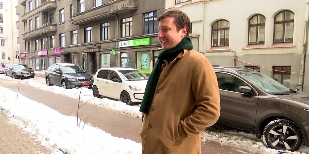 Žurnālists Edgars Barbaks Rīgas centrā aiztur ilgi meklētu krāpnieku