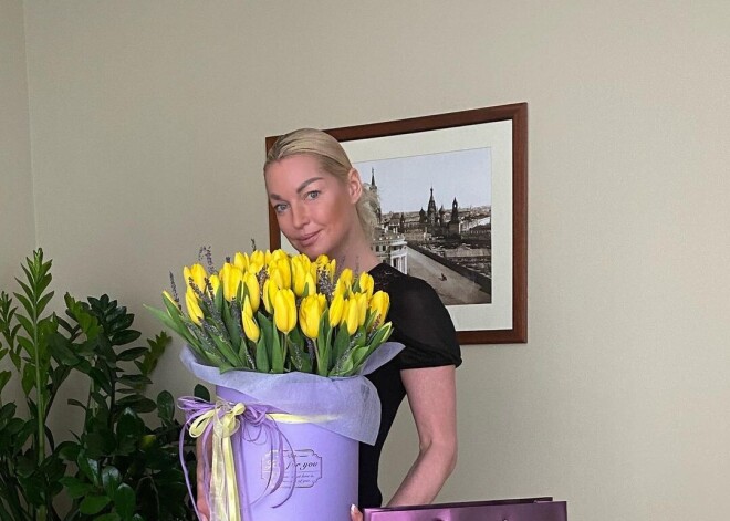 «Поперечный шпагат в кресле»: Волочкова похвасталась растяжкой в салоне красоты