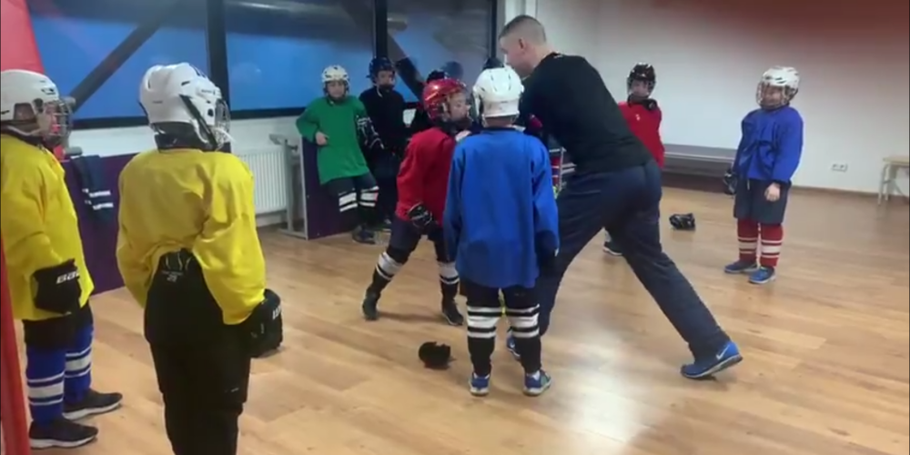 VIDEO: Krievijā pēc vecāku iniciatīvas mazos hokejistus māca, kā labāk sist pretiniekam pa galvu