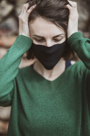 Auduma masku ieteicams nēsāt līdz 4 stundām, pēc tam tā ir jāmazgā 60 grādu temperatūrā un jāizgludina. Ja maska netiek mainīta regulāri, tas var veicināt iekaisuma procesus uz ādas.