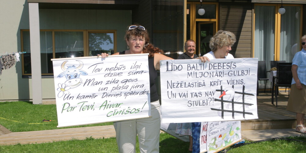 Vēsturiski kadri. 2007. gada vasara, Lemberga novadnieki pulcējas ar asprātīgiem atbalsta plakātiem
