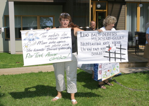 Vēsturiski kadri. 2007. gada vasara, Lemberga novadnieki pulcējas ar asprātīgiem atbalsta plakātiem