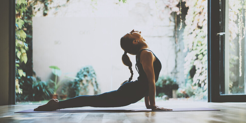Вывих, растяжение, повышенное давление: как и кому может навредить йога