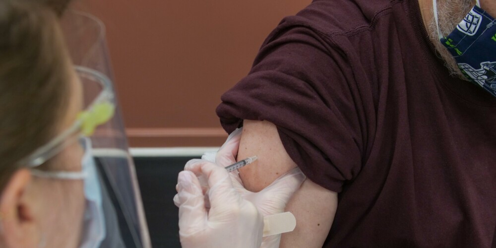 Медики Латвии возмущены затратами на обучение, как делать прививку от Covid-19