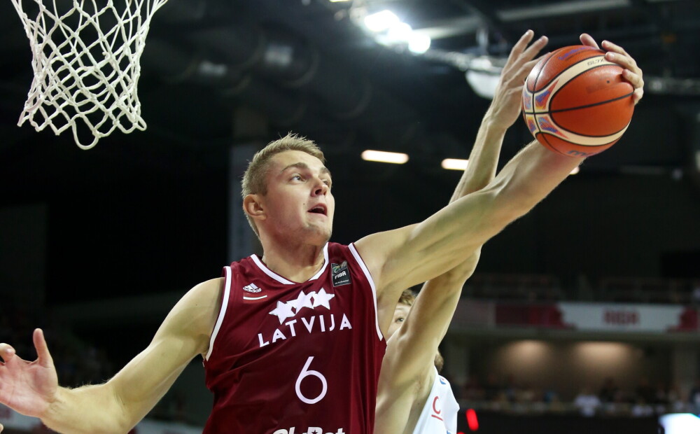 Latvijas basketbolisti EČ kvalifikācijas ciklu noslēdz ar zaudējumu Grieķijai