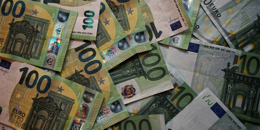 Семья в Латвии не получает "детские деньги". Могут ли они претендовать на пособие в 500 евро?