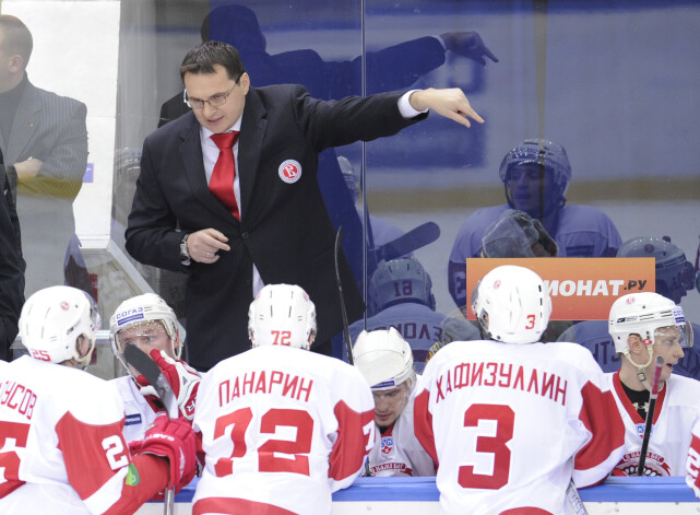 Aleksejs Nazarovs dod padomus saviem saviem spēlētājiem Čehovas "Vityaz" rindās Georgiam Belousovam, Artemijam Panarinam un Dināram Hafizuļlinam.