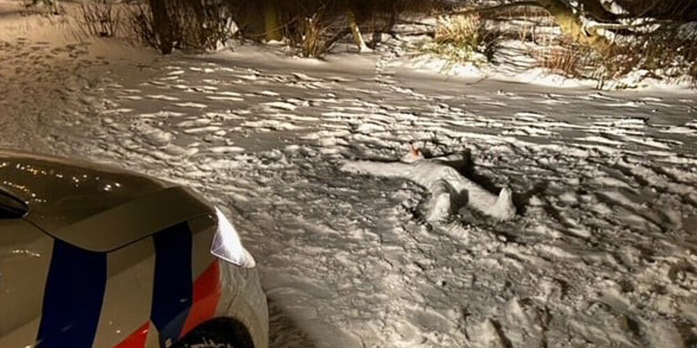 Amsterdamas policisti metās glābt sniegā sasalušu puisi un padarīja sevi par apsmieklu