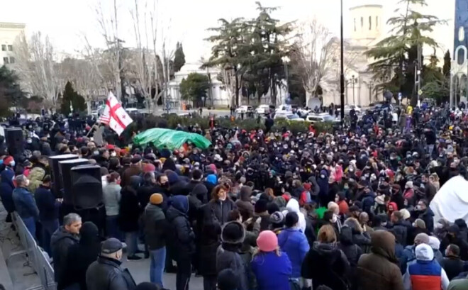 Tbilisi tūkstošiem cilvēku sapulcējušies uz protestiem pret valdību.