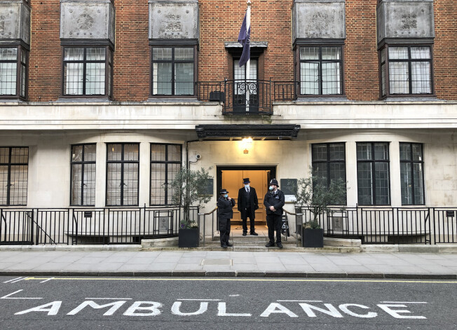 Londona. Slimnīca, kur ārstējas princis Filips.