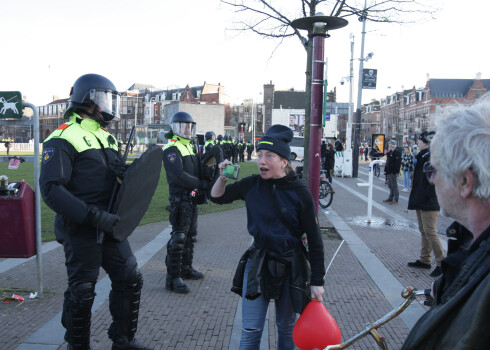 Nīderlande, Amsterdama 2021. gada 21. februārī. Komandantstundas ieviešana izprovocēja valstī pēdējās desmitgadēs lielākās nekārtības.